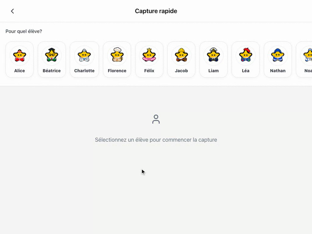 Une enseignante ajoute une photo au portfolio d'un enfant de maternelle