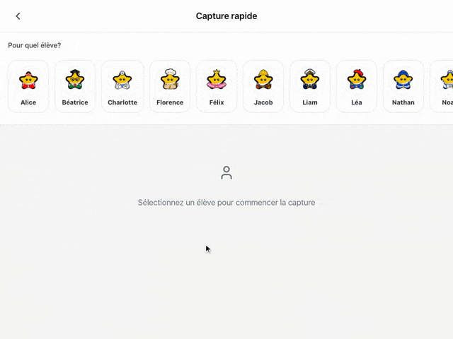 Une enseignante prend en photo le bricolage d'un enfant avec la tablette de la classe et l'ajoute à son portfolio LinoClass